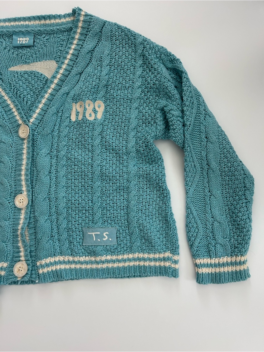 Taylor Swift 1989 Cardigan Taylor’s Version
M/L
Embroidered Seagulls
Cable Knit - Picture 3 of 14